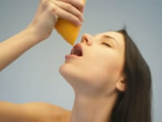 Nackter Teenager trinkt Orangensaft