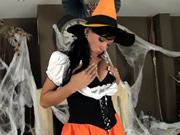 Brünette in einem Kostüm und Dessous für Halloween