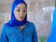 Tiny muslimischen Teen gefickt von zwei Mover