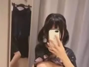 Schüchternes asiatisches Mädchen Selfie