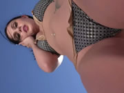 Klarer blauer Himmel und Teichbrunnen - Elena Koshka