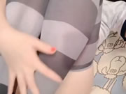 Ein süßes asiatisches Mädchen macht ein Selfie mit ihren schönen Brüsten