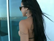 Brünette Schönheit gibt Blowjob auf dem Balkon