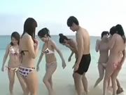 Japanischer Gangbang am Strand