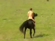 Vollbusiges rothaariges Mädchen reitet Pferd nackt