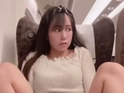 Asiatisches Schlampenmädchen masturbiert im Flugzeug
